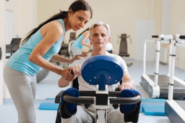Özenli adam spor görevleri yapmak