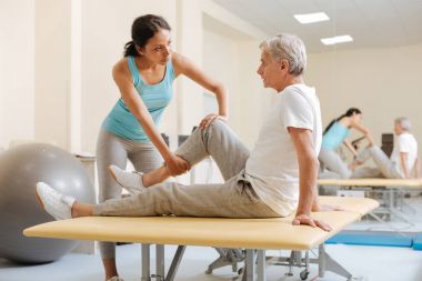 Çekici esmer onu hasta dinleme