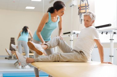 Özenli erkek kişi sağ bacağına arıyorsunuz