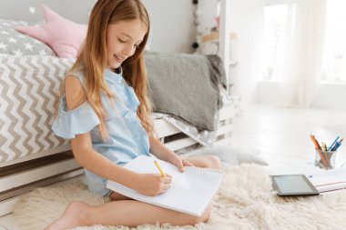 Yeni resim üzerinde çalışma güzel küçük hanım