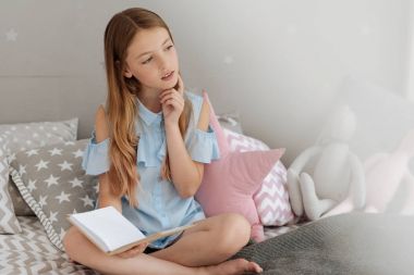 Bir şey hakkında merak kız öğrenci düşünme