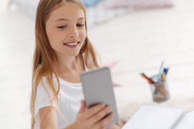 Çekici kız selfies çekerken gülümseyen