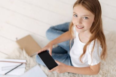 Telefon tutarak kameraya bakarak çalışkan erkek öğrenci