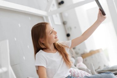 Çocuk alarak selfies evde