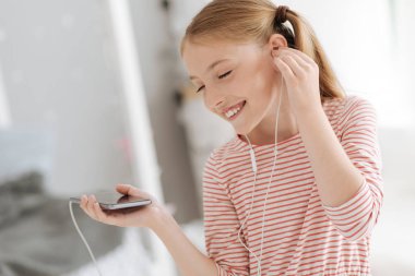 Genç Bayan kulaklık müzik keyfi