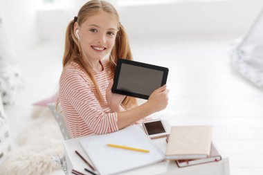 Heyecanlı çocuk tablet ekran kameraya gösterilen