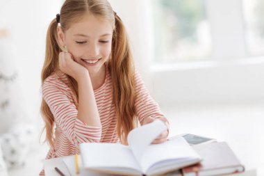 Parlak kız ödevini evde çalışma