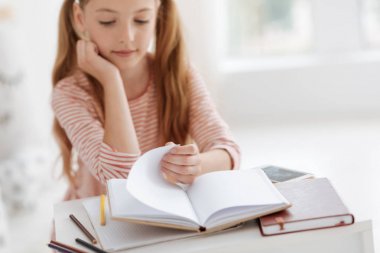 Akıllı küçük hanım kitap sayfaları çevirme