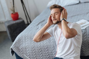 Rahat erkek kişi müzik keyfi