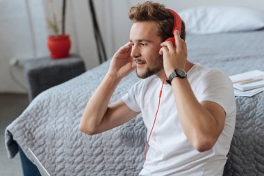 Özenli erkek en sevdiği şarkı dinleme