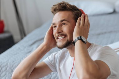 Gülümseyen portresi dostum o ifade pozitif