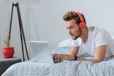 Özenli sakallı adam yazarak mesaj