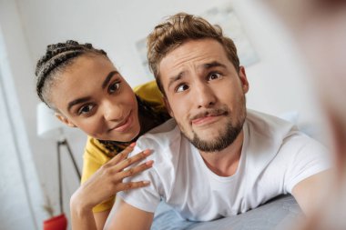 Komik adam kameraya poz