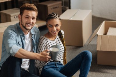 Mutlu genç insanlar kameraya poz