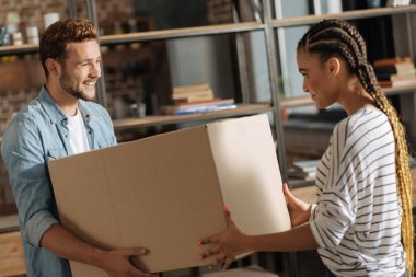 Sevgi dolu, pozitif çok mutlu çifti birbirine bakarak insanlar