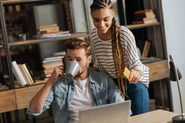 Onun çay içme memnun serbest meslek