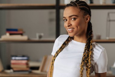 Çekici kız birçok örgüler kafasına sahip