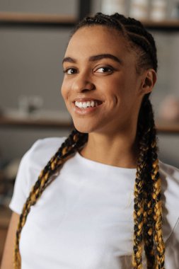 Kameraya poz olumlu memnun melez