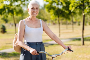 Yürüyüşe olumlu memnun kadın