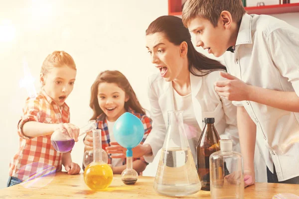 Korkmuş genç Menekşe sıvı dökme