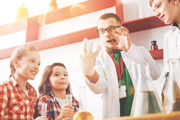 Komik öğretmen malzeme açıklayan surat