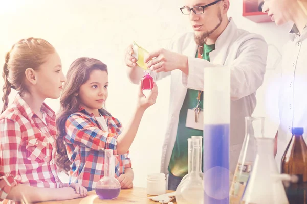 Özenli kız kırmızı şişe arıyorum