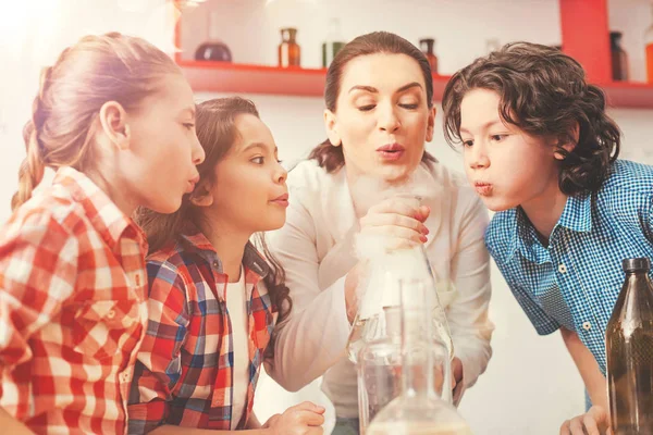 Çocuklar ve öğretmenleri tepki arıyorum