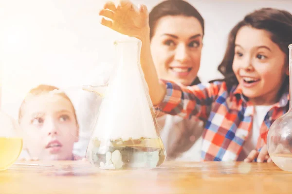 Positivo allievo felice tenendo la mano sopra il pallone da fumo — Foto Stock