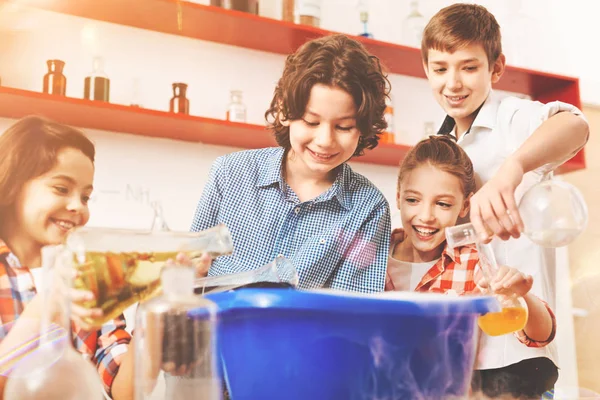 Sıvı Havzası içine dökülen olumlu memnun öğrenciler