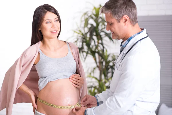 Gravidez enigmática olhando para seu médico — Fotografia de Stock