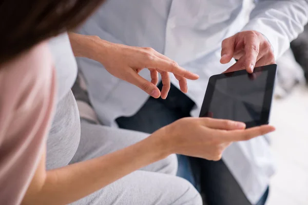 Primer plano de las manos femeninas que sostienen gadget — Foto de Stock