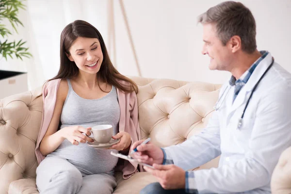 Beautiful pregnancy communicating with her doctor — Stock Photo, Image