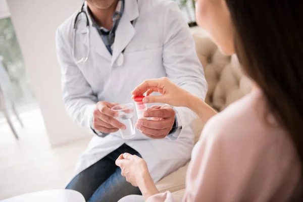 Primo piano della mano femminile che prende il flacone con il medicinale — Foto Stock