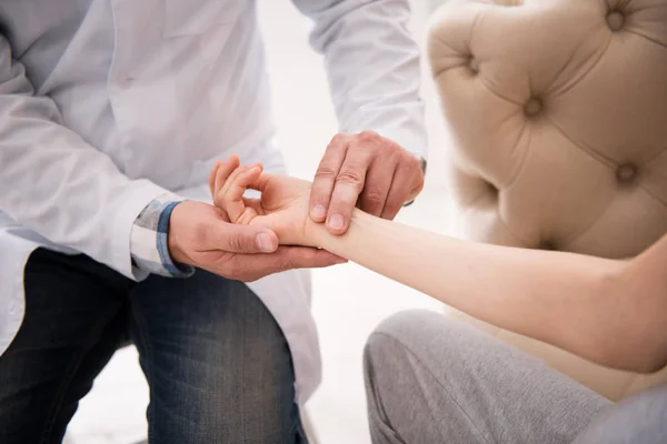 Close up of doctor that counting pulse — Stock Photo, Image