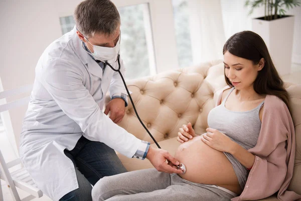 Trabajador médico atento haciendo chequeo — Foto de Stock