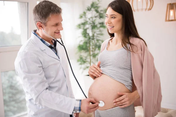 Olumlu memnun doktor hamile müvekkilinin incelenmesi