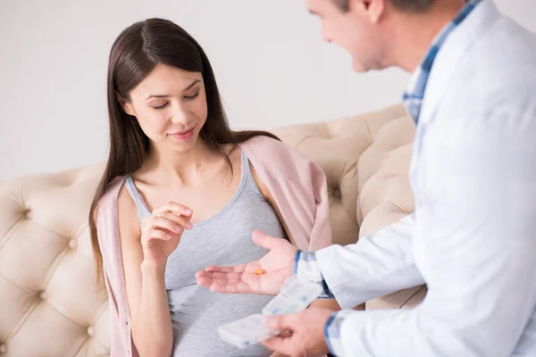 Aantrekkelijke brunette nemen nieuwe vitamine — Stockfoto