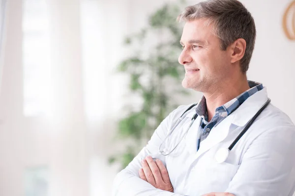 Positivo medico felice guardando la finestra — Foto Stock