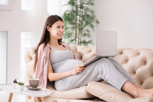 Happy woman looking at screen of her computer — Stock Photo, Image