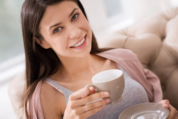 Retrato de mujer encantadora que sostiene la taza — Foto de Stock