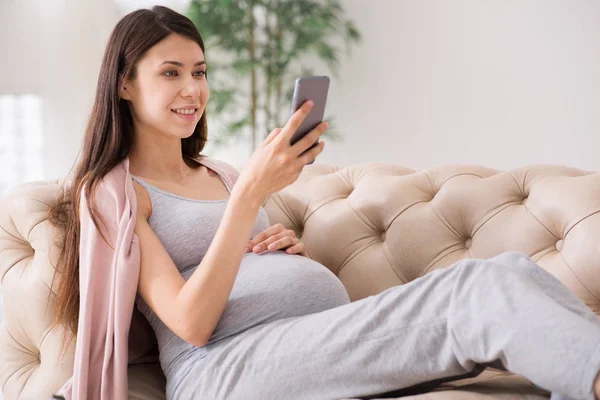 Atractiva mujer de pelo largo enviando un mensaje — Foto de Stock