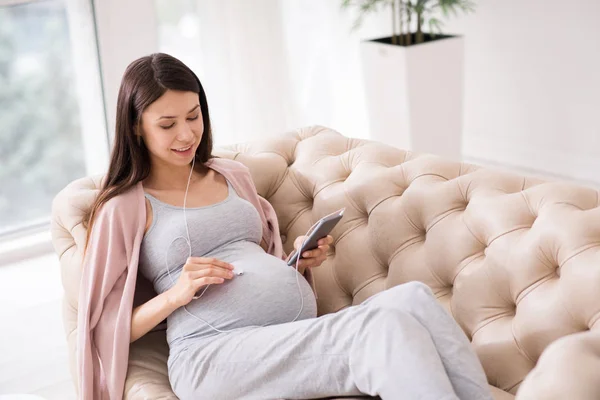 Fantastiska brunett kommunicerar med sin baby — Stockfoto