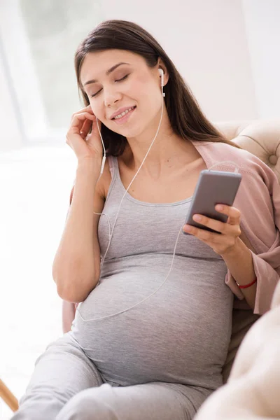 听听音乐放松的孕妇 — 图库照片