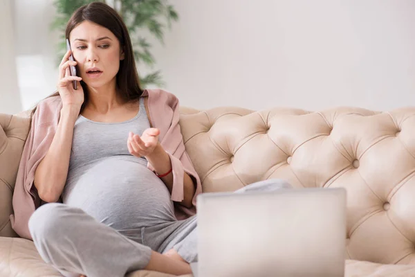 Confused pregnancy talking with her best friend — Stock Photo, Image