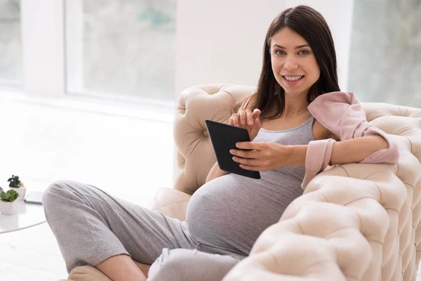 Lächeln Schwangerschaft spielen mit ihrem Gadget — Stockfoto