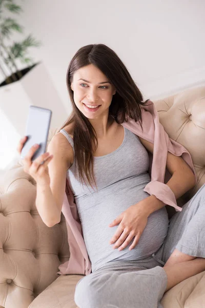 Mujer encantada positiva tomando fotos — Foto de Stock