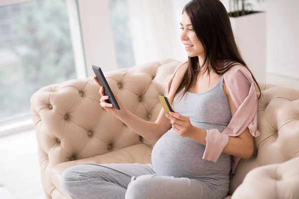 Vackra graviditet vara hemma — Stockfoto