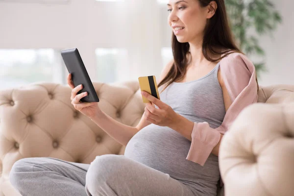 Fantastiska leende kvinna uttrycker positivitet — Stockfoto