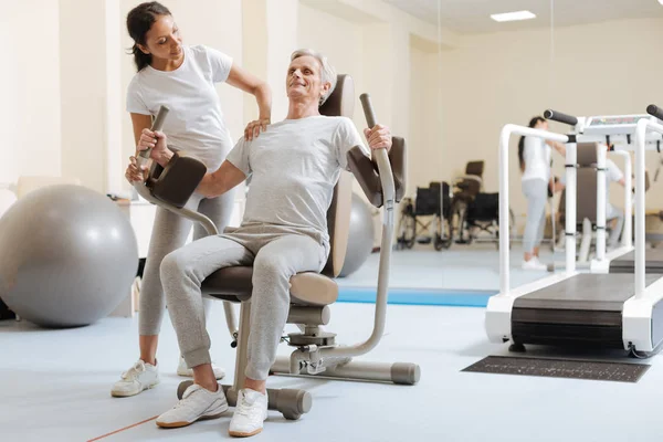 Starker Ruhestand am Trainingsgerät — Stockfoto