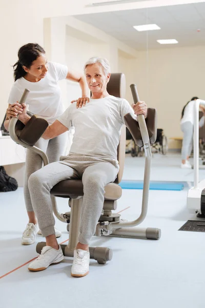 Selbstbewusster Mann im Fitnessstudio — Stockfoto